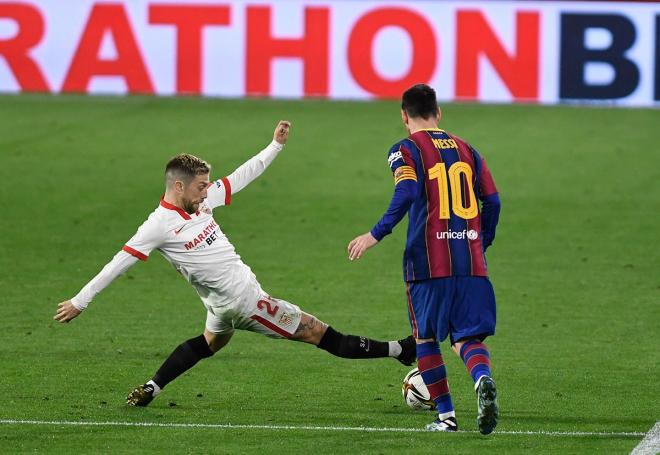 El Papu corta un balón ante Messi (Foto: Kiko Hurtado).