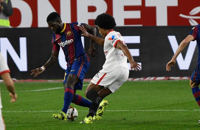 Umtiti, en la acción del gol de Koundé (Foto: Kiko Hurtado).