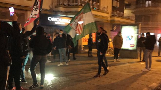 Recibimiento de los hinchas del Sevilla al equipo.(Foto: Kiko Hurtado).