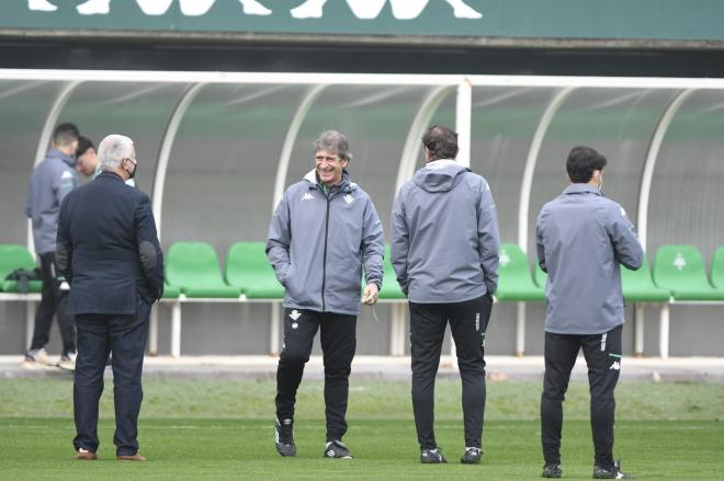 Manuel Pellegrini se lleva a 24 futbolistas en la convocatoria del Real Betis para Villarreal (Foto: Kiko Hurtado).