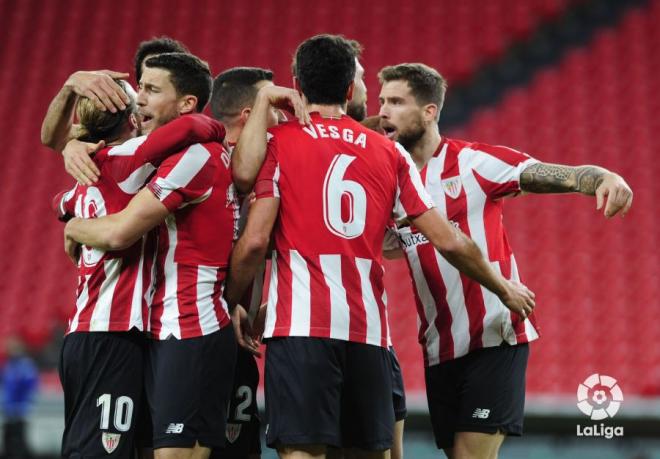 Los jugadores del Athletic se abrazan para celebrar el gol de Iñigo Martínez (Foto: LaLiga).