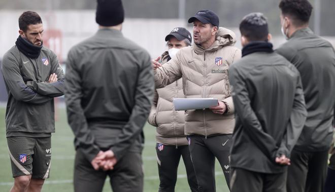Simeone da indicaciones a sus jugadores (Foto: Atlético de Madrid).