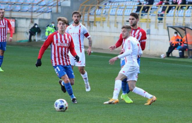 Lance entre el Sporting 'B' y la Cultural Leonesa (Foto: Real Sporting)