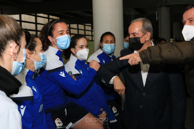 El presidente del Deportivo saluda a las jugadoras del Dépor Abanca (Foto: RCD).