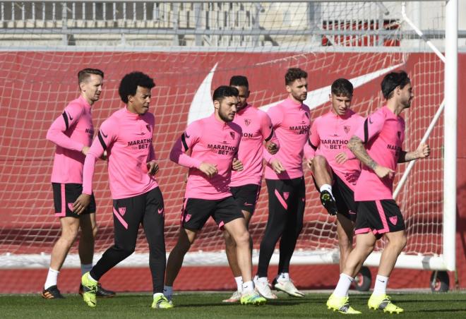 Imagen del entrenamiento de este viernes del Sevilla FC (Foto: Kiko Hurtado).