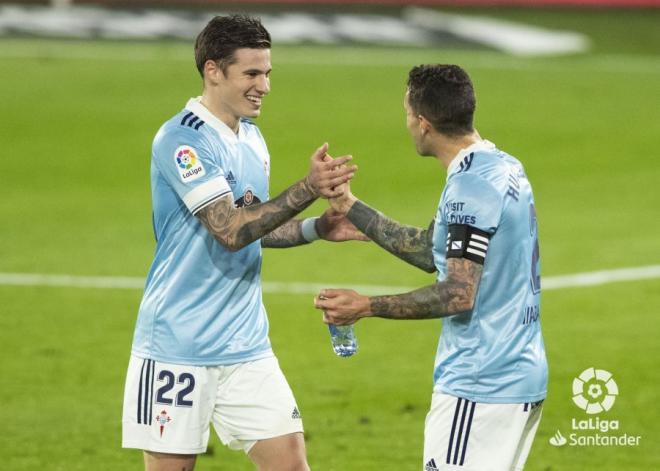Hugo Mallo felicita a Mina tras su gol al Elche (Foto: LaLiga).