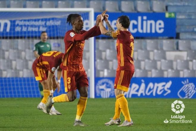Jair y Eguaras celebran el gol del central al Sabadell (Foto: LaLiga).