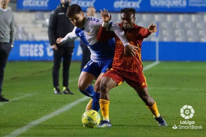 James Igbekeme trata de llevarse el balón ante un jugador del Sabadell (Foto: LaLiga).