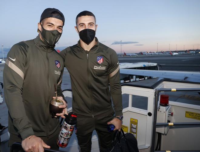 Luis Suárez y Mario Hermoso, en el viaje del Atlético de Madrid a Granada (Foto: ATM).