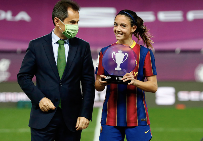 Aitana Bonmatí recibe el MVP de la final de la Copa de la Reina.