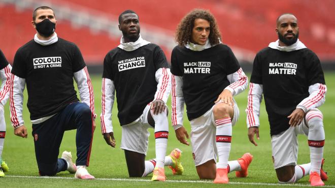 Los jugadores del Arsenal hincan la rodilla en apoyo al Black Lives Matter.