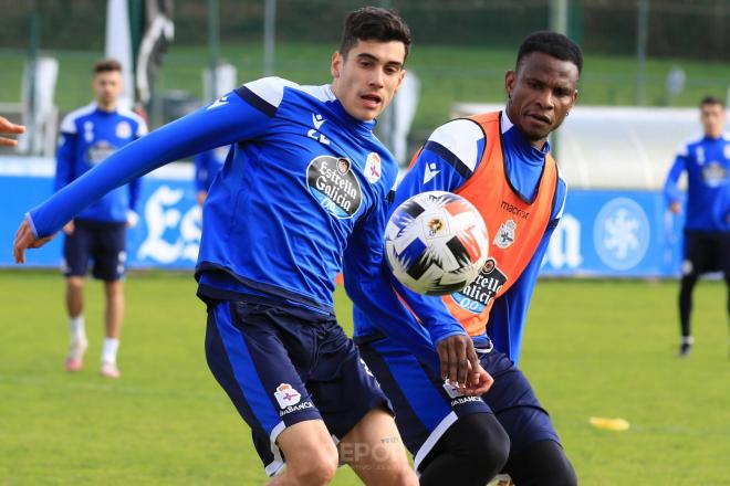 Uche Agbo y Diego Villares durante un entrenamiento del Dépor (Foto: RCD).