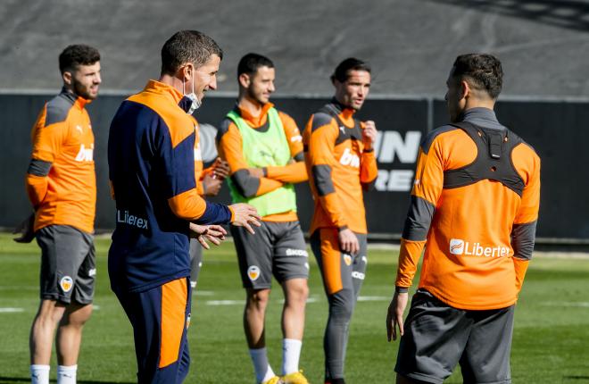 Gracia con el grupo (Foto: Valencia CF)