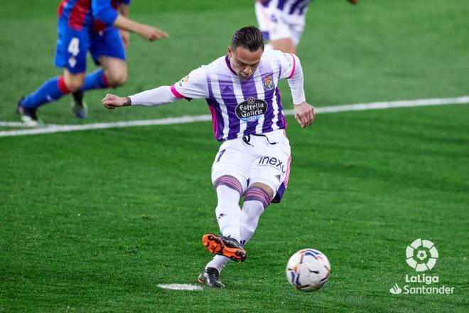 Roque Mesa dispara el balón desde el punto de penalti (Foto: LaLiga).