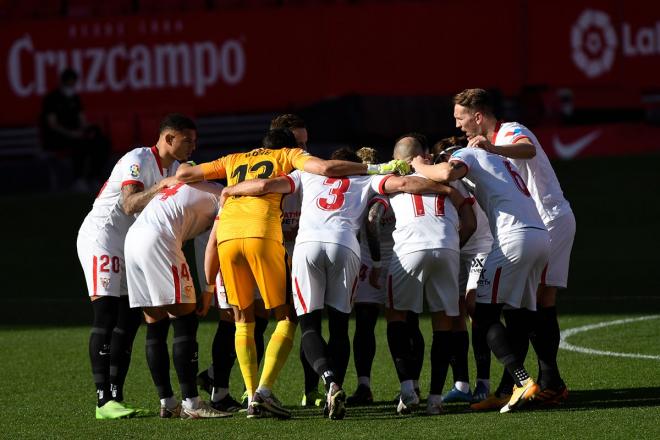 Los jugadores del Sevilla hacen piña antes de su último encuentro en LaLiga (Foto: Kiko Hurtado)