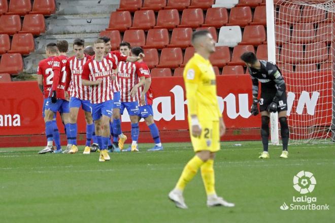 El Sporting celebra el gol de Djurdjevic al Málaga (Foto: LaLiga).