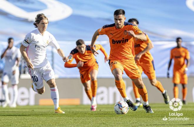Maxi Gómez conduce ante Modric durante el Real Madrid-Valencia (Foto: LaLiga).