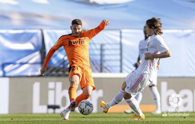 Manu Vallejo juega ante Modric durante el Real Madrid-Valencia (Foto: LaLiga).