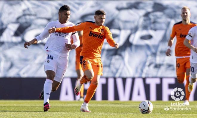 Manu Vallejo juega ante Casemiro en el Real Madrid-Valencia (Foto: LaLiga).