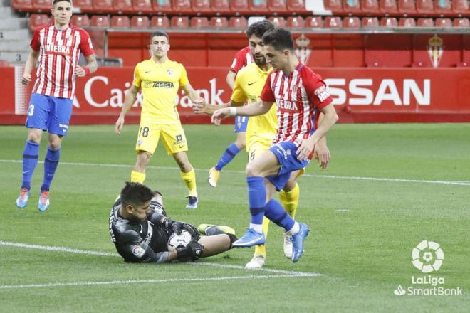 Manu García se topa con Dani Barrio durante el Sporting-Málaga (Foto: LaLiga).
