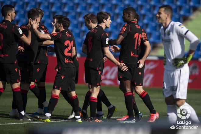 Aritz Elustondo felicita a Isak tras un gol anotado la pasada temporada (Foto: LaLiga).