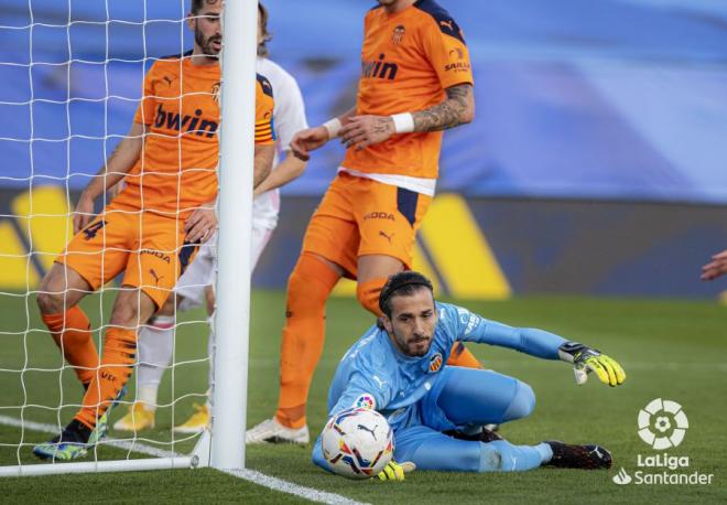 Jaume mira el balón ante el Real Madrid (Foto: LaLiga)
