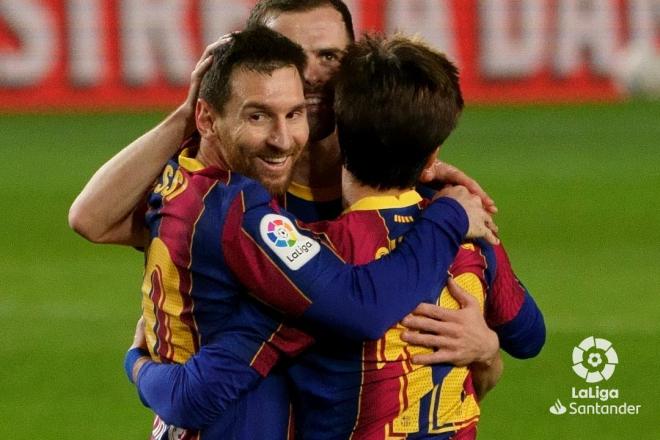 Leo Messi celebra un gol con Pjanic y Riqui Puig (Foto: LaLiga).