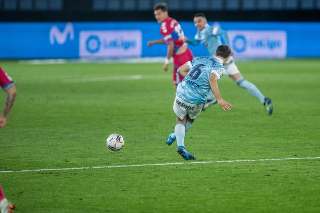 Pase de Denis Suárez en el Celta-Elche (Foto: Twitter).