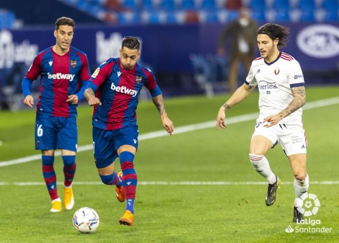 Sergio León avanza con la pelota ante un rival de Osasuna (Foto: LaLiga).