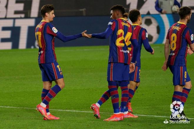 Trincao y Junior Firpo celebran un gol en el Barcelona-Alavés (Foto: LaLiga Santander).