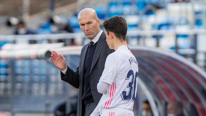 Zinedine Zidane da órdenes a Sergio Arribas durante un partido del Real Madrid (Foto: LaLiga Santander).