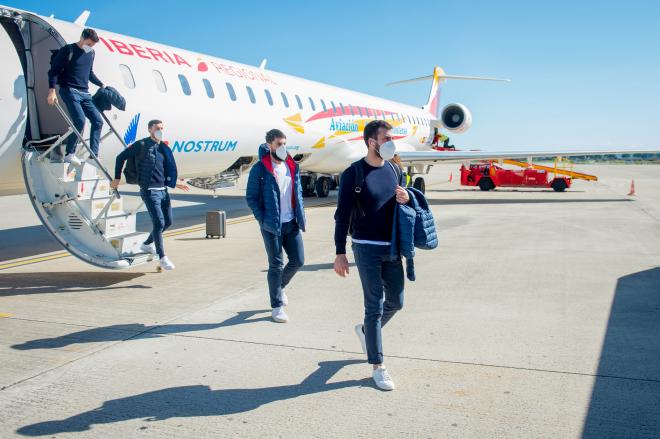 Los jugadores rojiblancos bajan del avión en un desplazamiento (Foto: Athletic Club).
