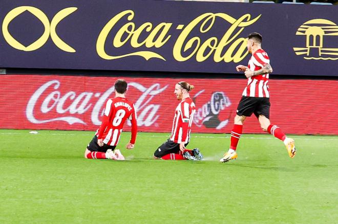 Berenguer y Muniain celebran el tercer gol al Cádiz (Foto: Cristo García).