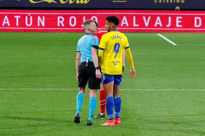 Choco Lozano y Hernández Hernández hablan durante el Cádiz-Athletic (Foto: Cristo García).
