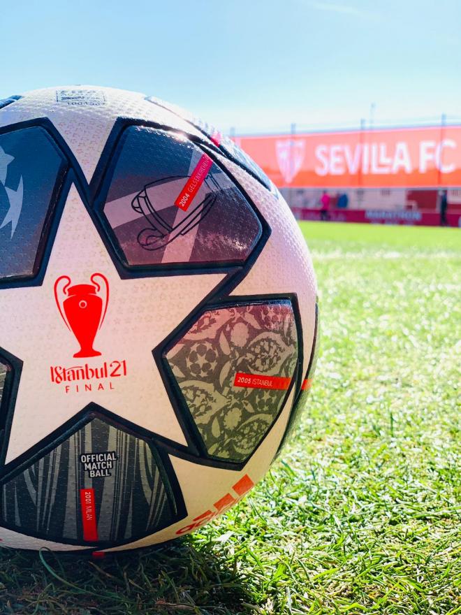 El balón de la Champions, en la ciudad deportiva sevillista (Foto: SFC).