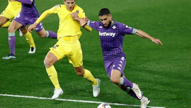 Nabil Fekir avanza con el esférico en la jugada de su gol ante el Villarreal.