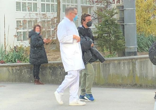 Fernando Alonso, saliendo del hospital (Imagen: Deportes Cuatro).