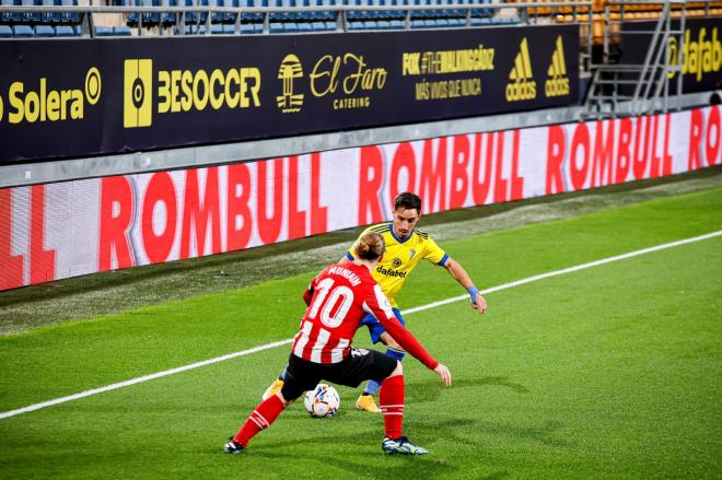 Iza encara a Muniain en el Cádiz-Athletic (Foto: Cristo García).