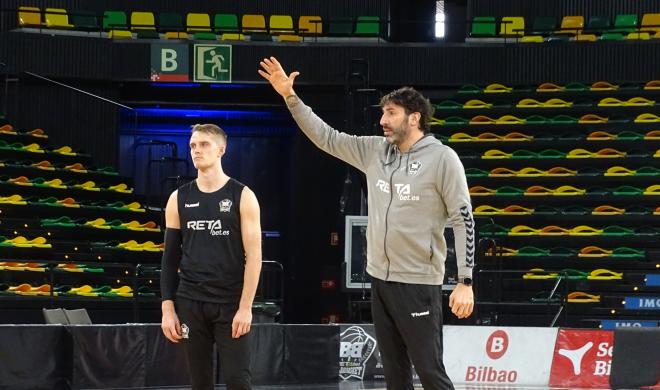 El técnico Álex Mumbrú en un entrenamiento del Bilbao Basket.