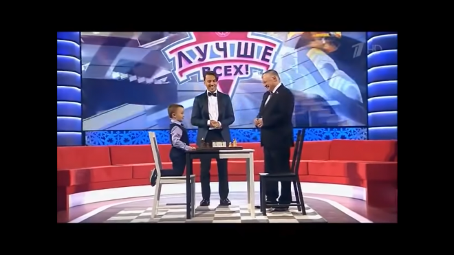 Anatoly Karpov y Misha, en un programa de TV ruso.