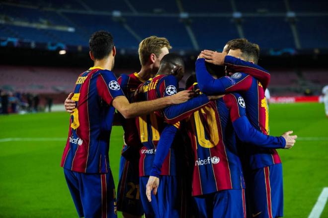 Los jugadores del Barcelona celebran el gol de Messi al PSG (Foto: EFE).