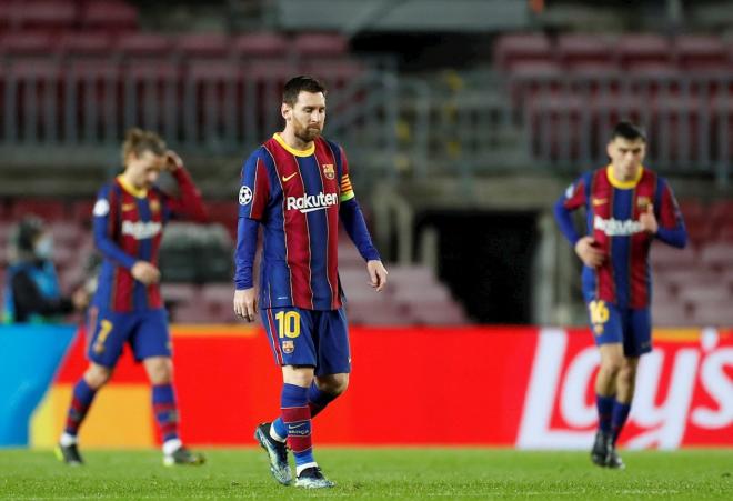 Leo Messi, cabizbajo ante el PSG (Foto: EFE).