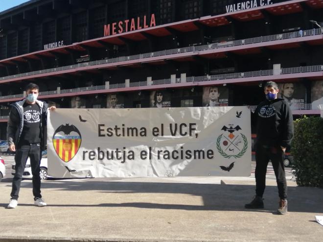 Devuelven la camiseta regalada por el Valencia CF