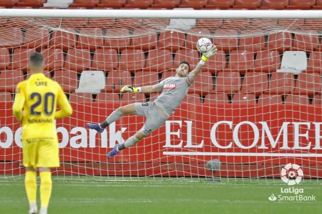 Estirada de Diego Mariño para evitar un gol en el Sporting-Malaga (Foto: LaLiga)