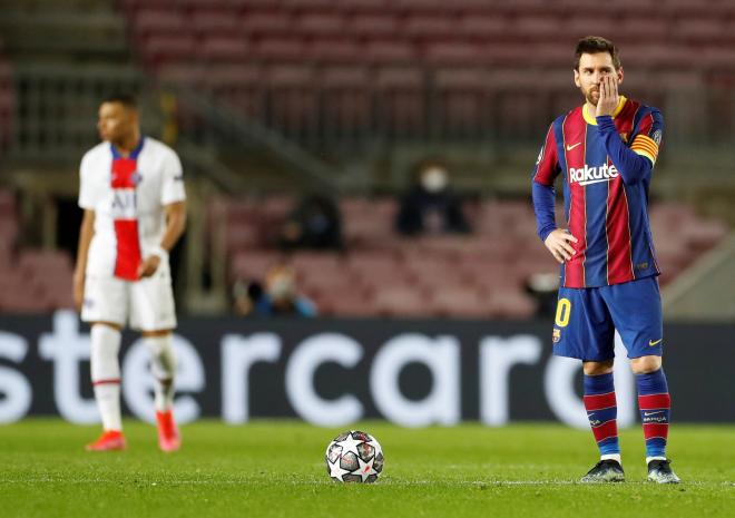 Messi, en primer plano, mientras Mbappé celebra uno de sus goles en el Barcelona-PSG (Foto: EFE).