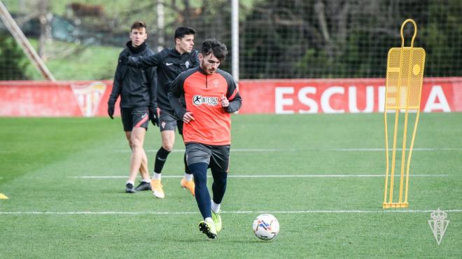 Víctor Campuzano, durante un entrenamiento del Sporting (Foto: RSG).