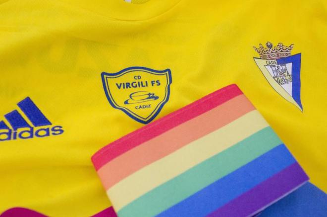 Camiseta del Cádiz para erradicar la LGTBIfobia en el deporte.