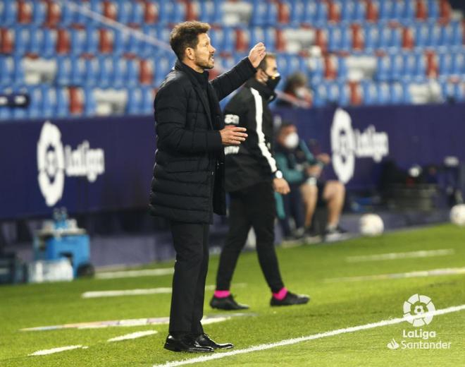 El Cholo Simeone da instrucciones durante el Levante-Atlético de Madrid (Foto: LaLiga Santander).