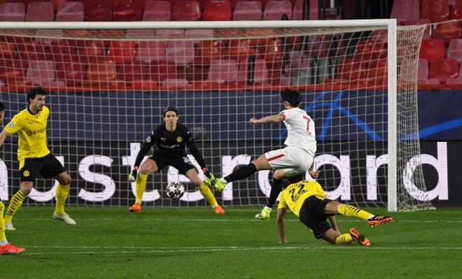 Suso, en la jugada de su gol al Dortmund (Foto: Kiko Hurtado).