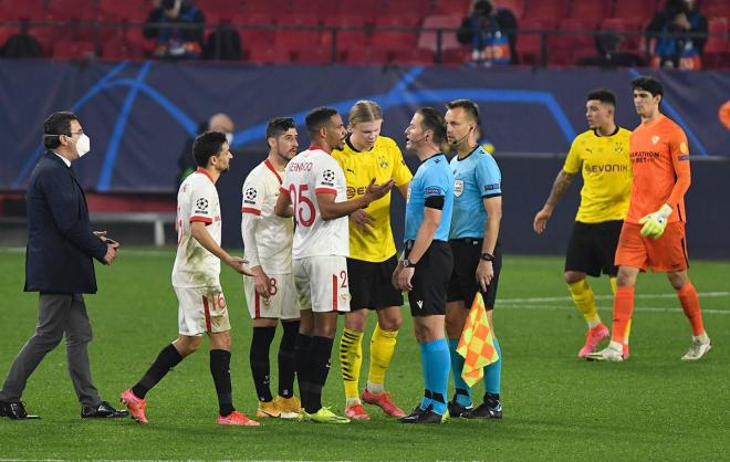 Los jugadores del Sevilla hablan con el colegiado de su partido ante el Dortmund (Foto: Kiko Hurtado).